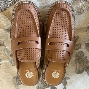 Loafer mule in Tan by yellow box